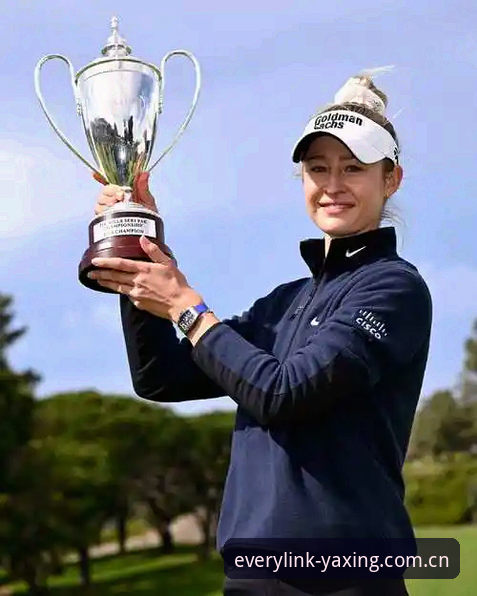 19座LPGA奖杯在手，世界第一内莉·科达这个赛季的状态，已经不能用“火热”来形容了——那是教科书级别的降维打击。9次参赛揽下4冠，胜率44%，这数字放在男子美巡赛上都是能上头条的。现在她站上黑泽汀国家高尔夫俱乐部的发球台，全世界的目光都盯着同一个问题：大满贯三连冠，能不能成？